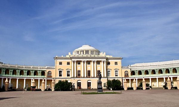 Pavlovsk palace with the statue to Paul I